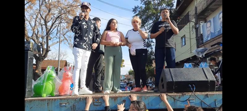 Carlos Rolón organizó el día de la niñez para 3 mil chicos en uno de los barrios más carenciados de José León Suárez